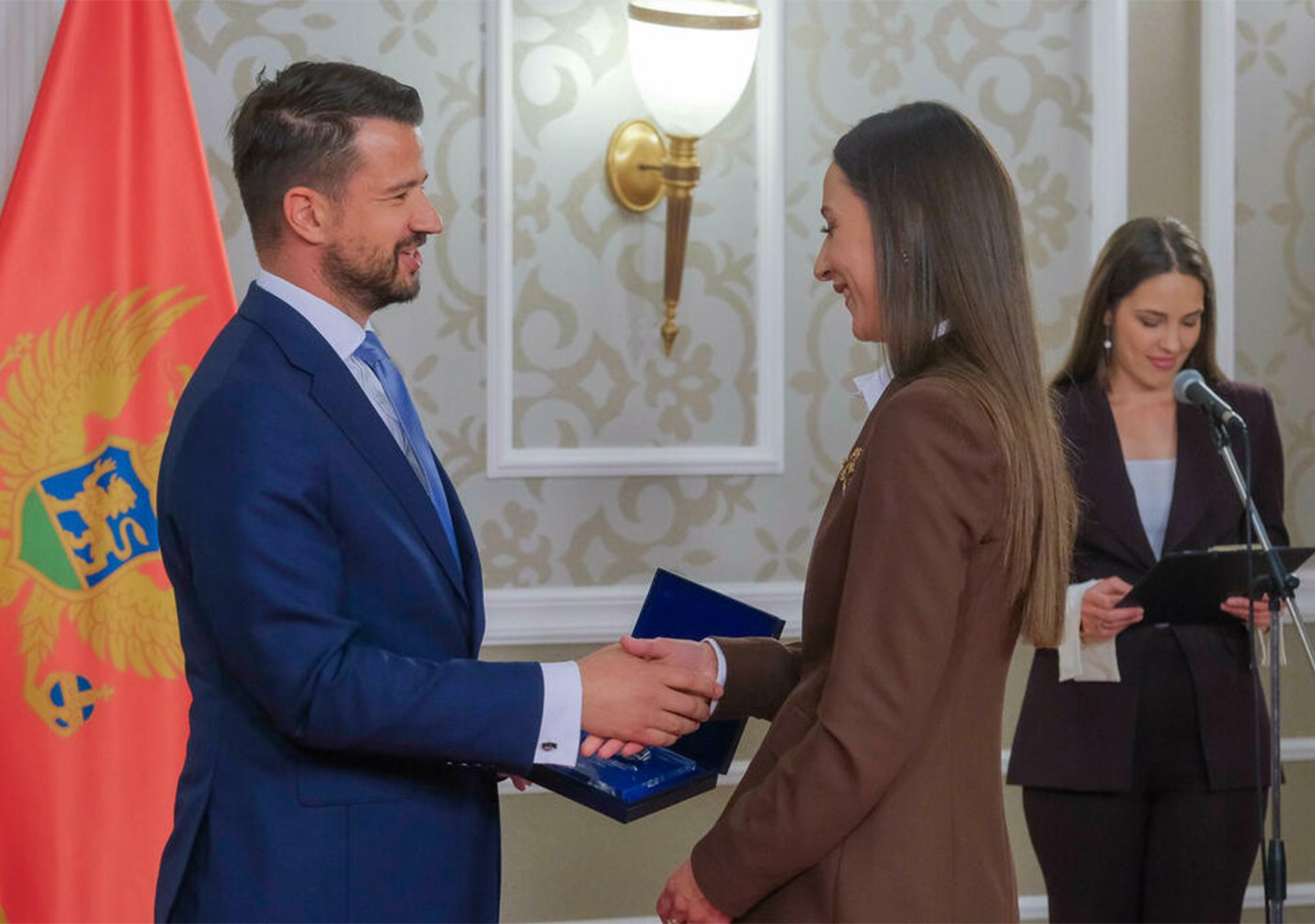 Selma Hadži i predsjednik Crne Gore Jakov Milatović na dodjeli Nagrade Privredne komore Crne Gore