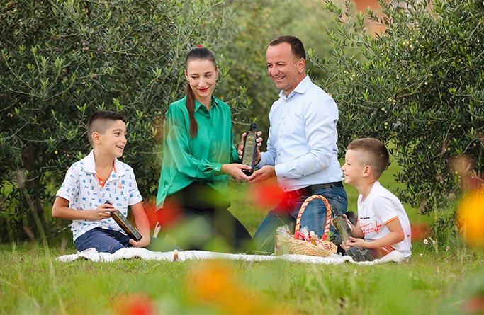 Porodica Lučka Olive u maslinjaku sa domaćim ekstra djevičanskim maslinovim uljem